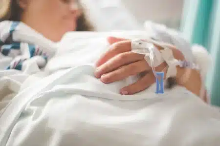هل يُعد سرطان الدم عند الأطفال خطيراً؟ وما الذي يمكن القيام به في حال إصابة طفل باللوكيميا